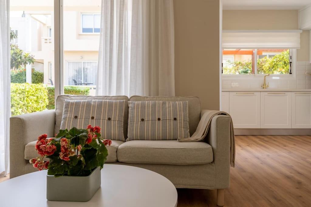 Cozy Nerina Cottage At Harbour Paphos Exterior photo