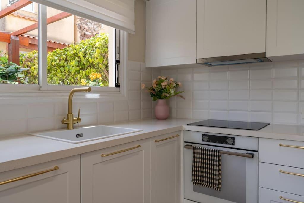 Cozy Nerina Cottage At Harbour Paphos Exterior photo