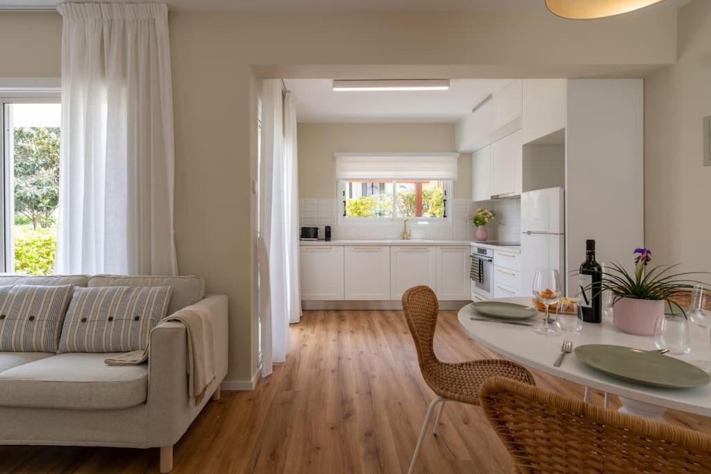 Cozy Nerina Cottage At Harbour Paphos Exterior photo