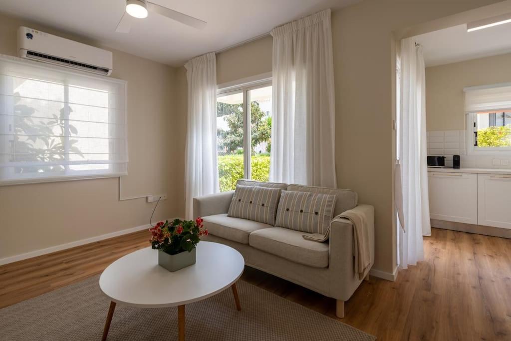 Cozy Nerina Cottage At Harbour Paphos Exterior photo